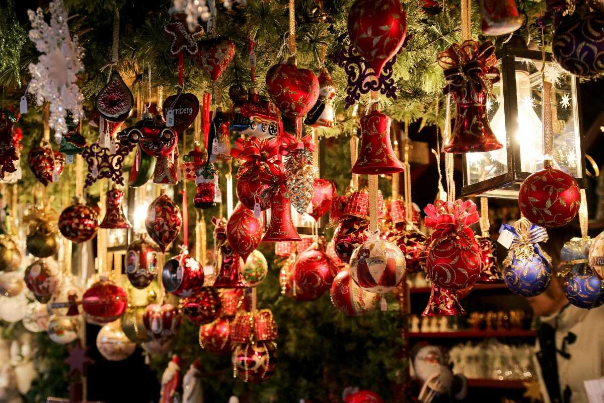 A bustling Christmas market in Pondicherry, adorned with festive lights and decorations, showcasing local crafts and seasonal treats.